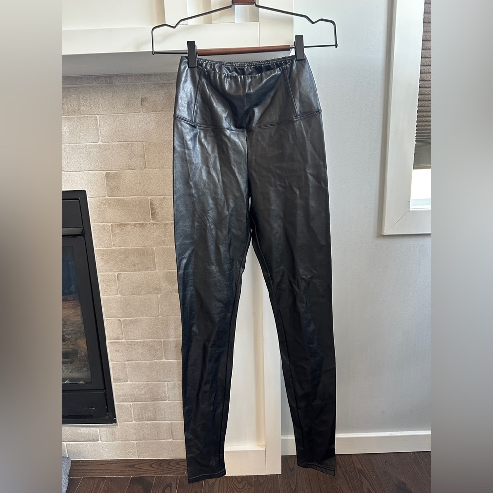 Aritzia Wilfred free high rise faux leather leggings | size small